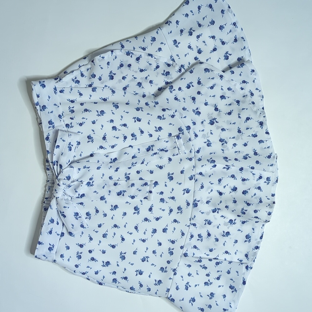 Altar'd State Flowy Bow Ruffle Skirt Lined Blue flowers in size XS
